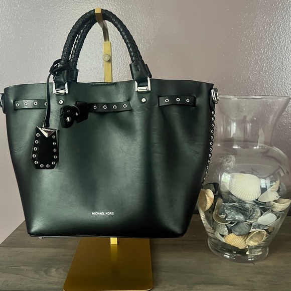 Michael Kors Bucket Bag - Picture 3 of 8